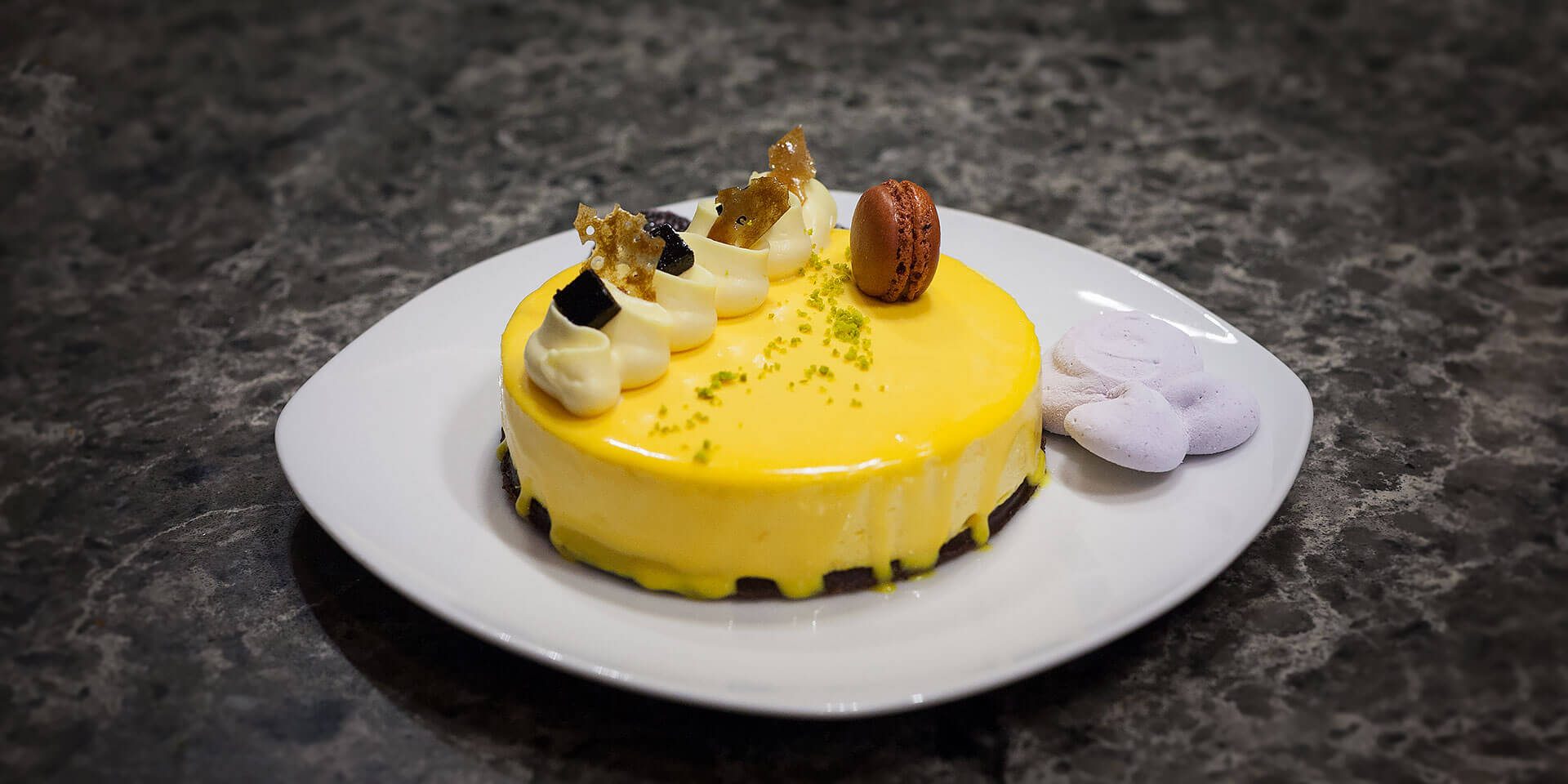 Манговый торт с маракуей, шоколадным бисквитом ми крю и зеркальной глазурью