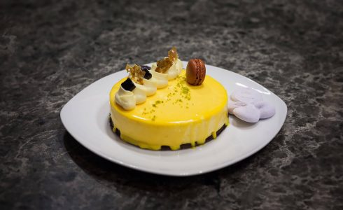 Манговый торт с маракуей, шоколадным бисквитом ми крю и зеркальной глазурью