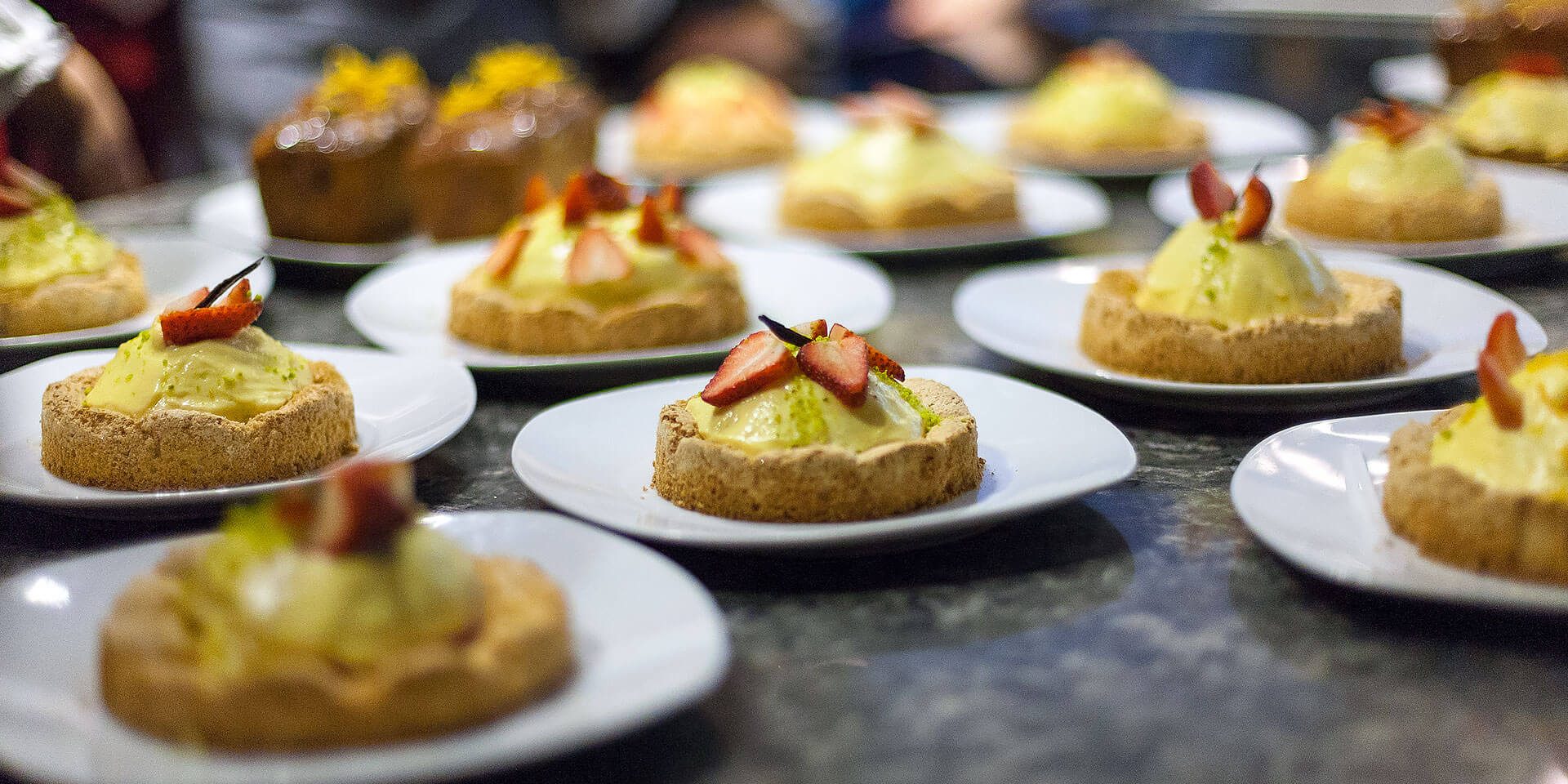 Кокосовый дакуаз с ягодным муссом и кремом шибутс