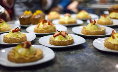 Кокосовый дакуаз с ягодным муссом и кремом шибутс