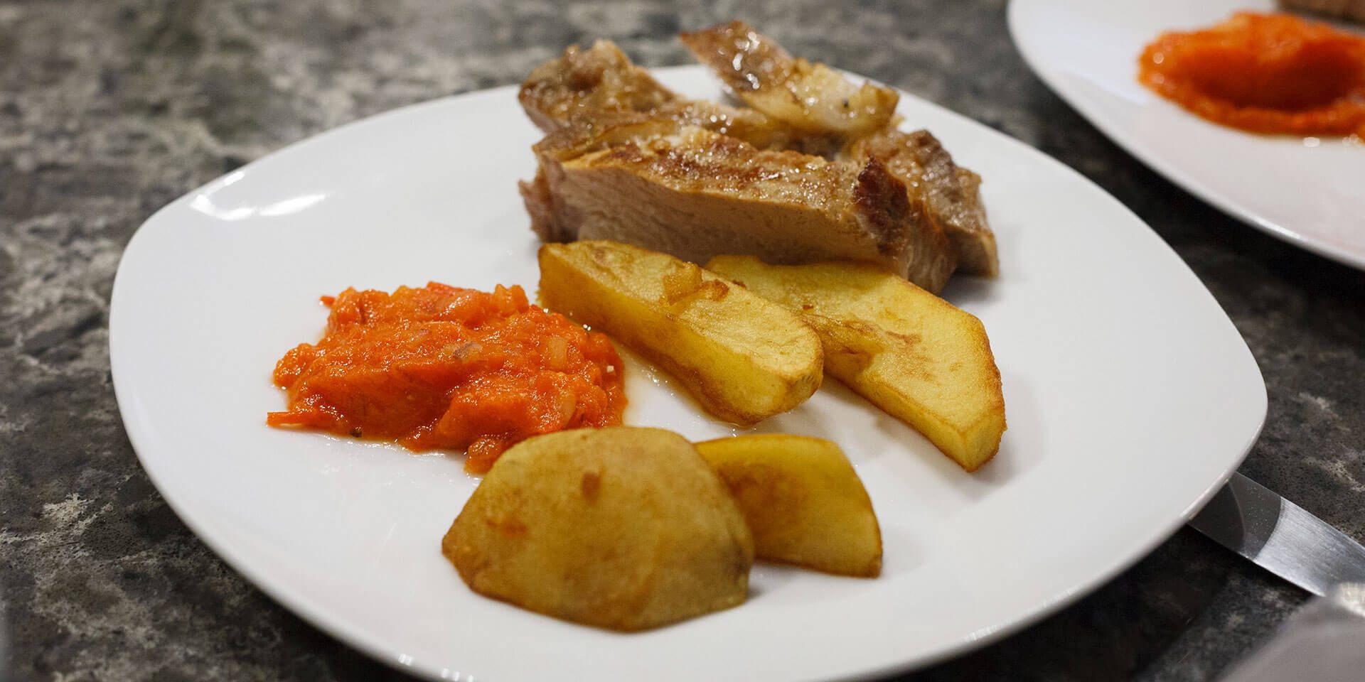 Стейк из свиной шеи с сальсой из сладкого перца и картофелем фри