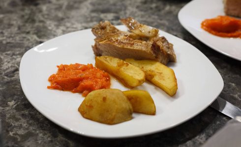 Стейк из свиной шеи с сальсой из сладкого перца и картофелем фри